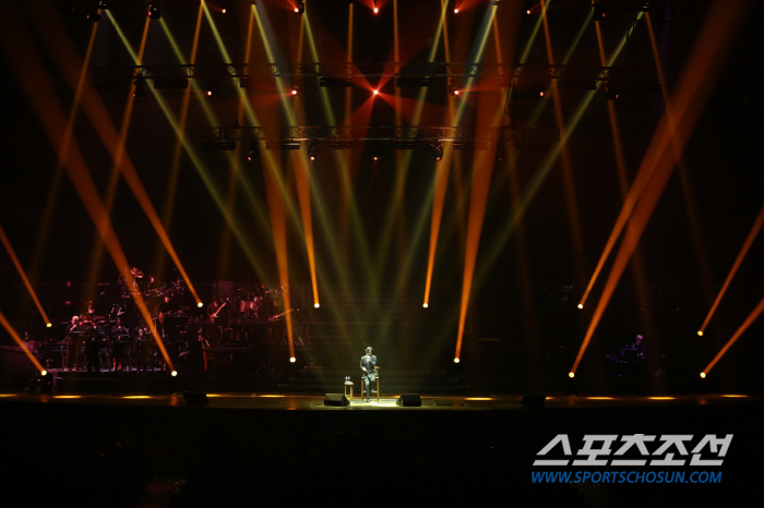 [SC콘서트]김동률, 다시 4년을 열심히 살게 만들다…응원봉·카메라·돌출…
