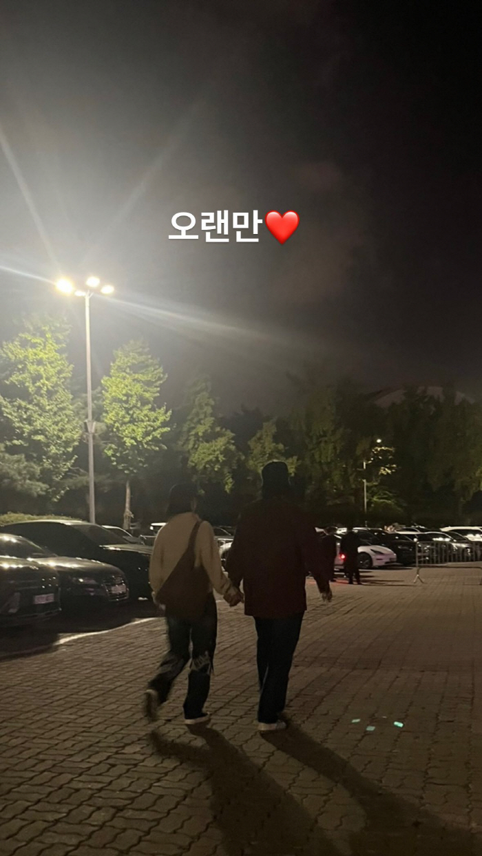 이효리♥이상순, 손 꼭 잡고 한밤 중 데이트...점점 닮아가는 '미소'