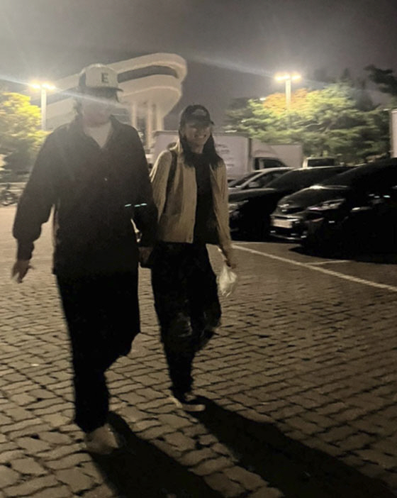 이효리♥이상순, 손 꼭 잡고 한밤 중 데이트...점점 닮아가는 '미소'
