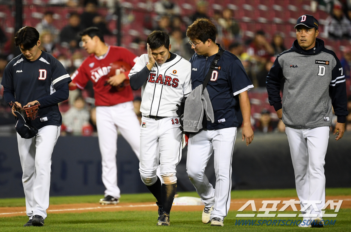 타구 맞은 허경민, 두산 측 "우측 관자놀이 아이싱 치료중. 상태 지켜본…