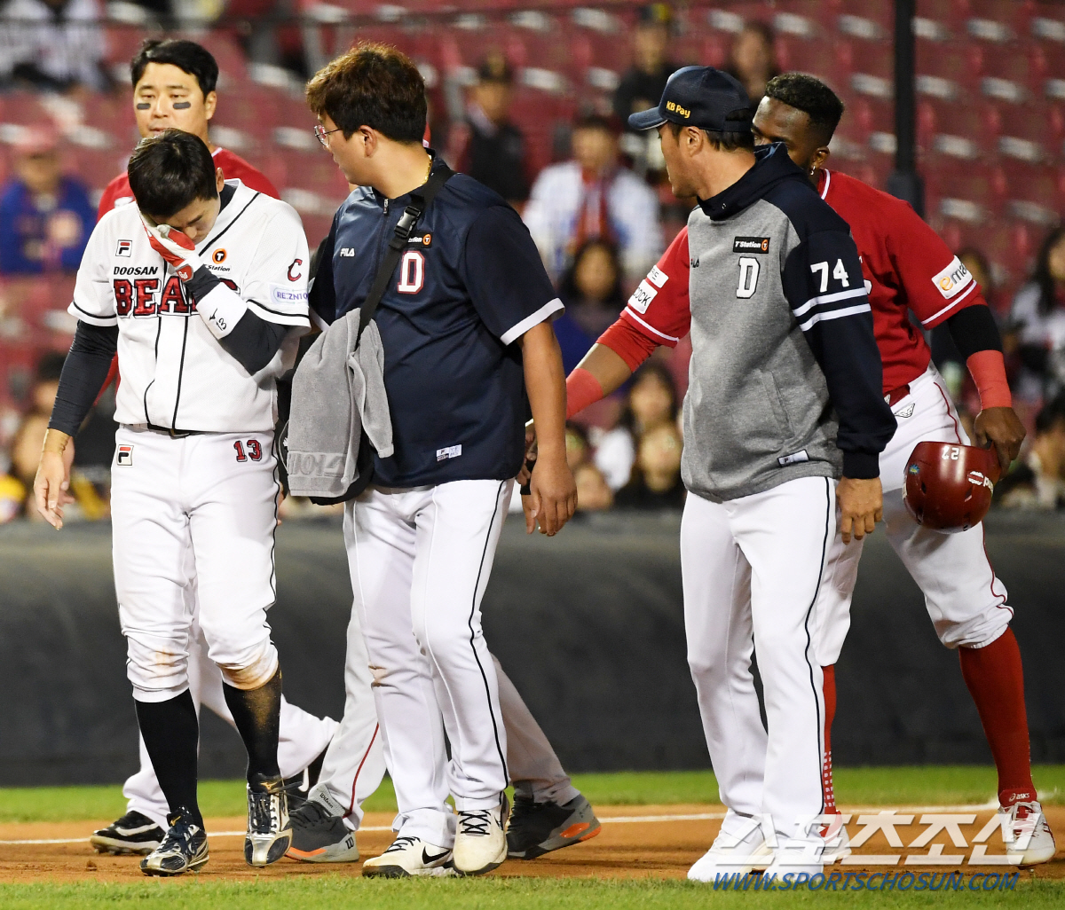 타구 맞은 허경민, 두산 측 "우측 관자놀이 아이싱 치료중. 상태 지켜본…