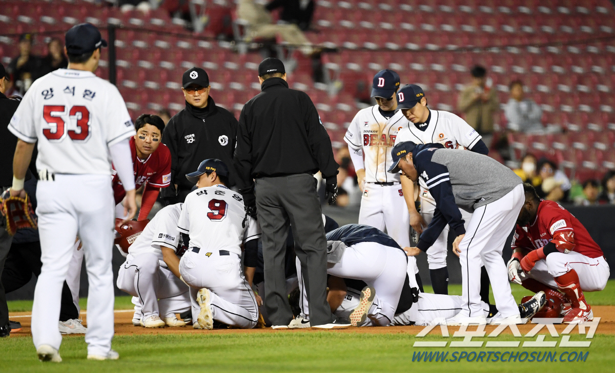 '깜짝이야' 강습 타구에 얼굴 맞고 쓰러진 허경민...초조한 마음으로 지…