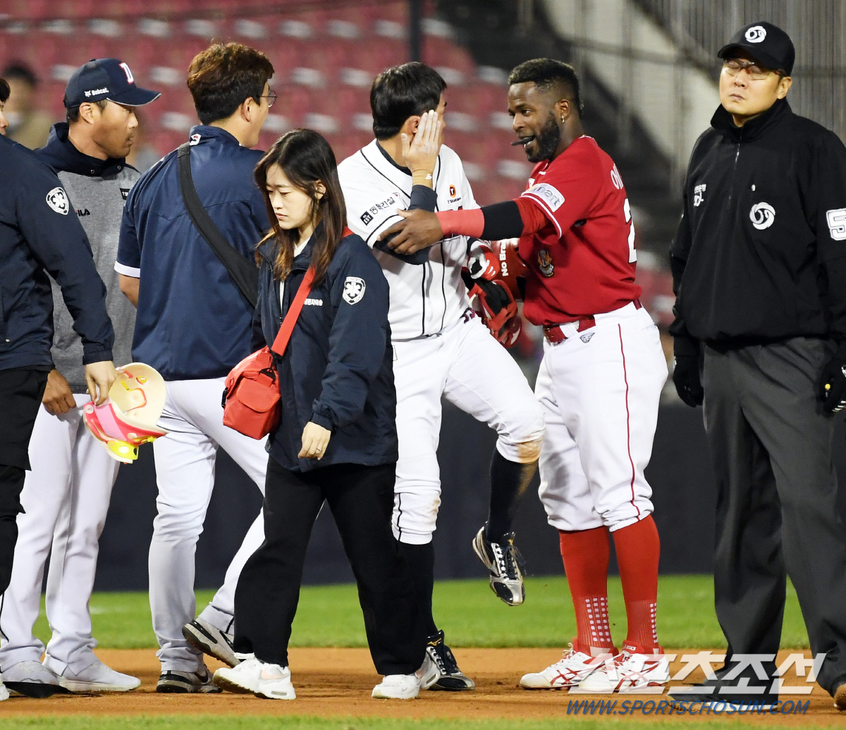 '깜짝이야' 강습 타구에 얼굴 맞고 쓰러진 허경민...초조한 마음으로 지…