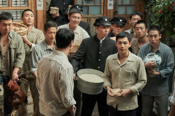 재정보증금 모금→마라톤 경기 인간 표지판…'1947 보스톤' 꼬꼬무 TM…