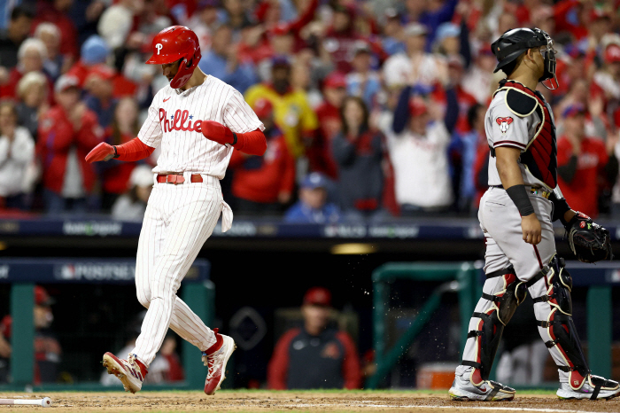 하퍼 또 홈런! 필리스 기세 미쳤다, NLCS 1차전 기선 제압! D백스…