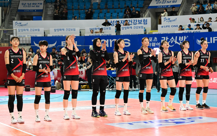 메가+지아 39득점 대폭발! 장신군단 정관장, 기업은행에 셧아웃 압승 […