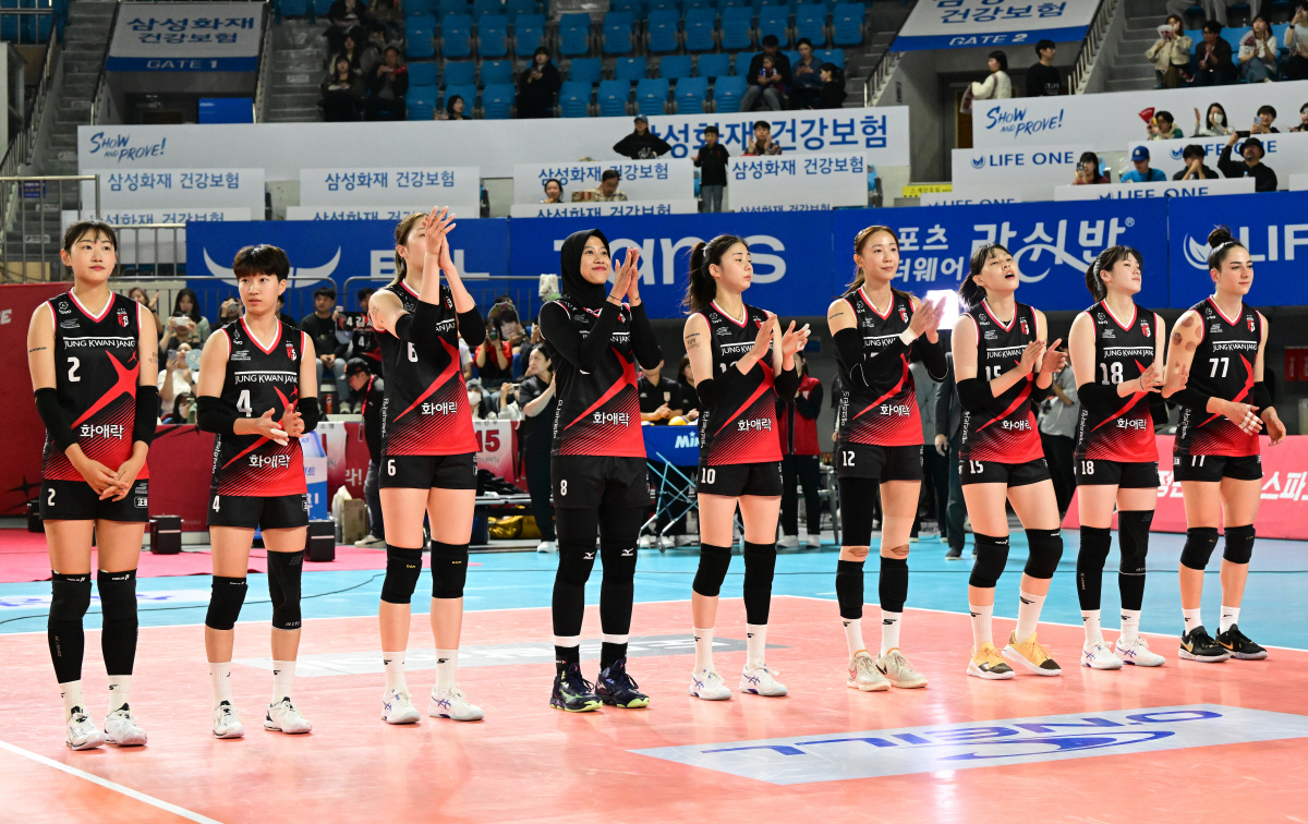 메가+지아 39득점 대폭발! 장신군단 정관장, 기업은행에 셧아웃 압승 […