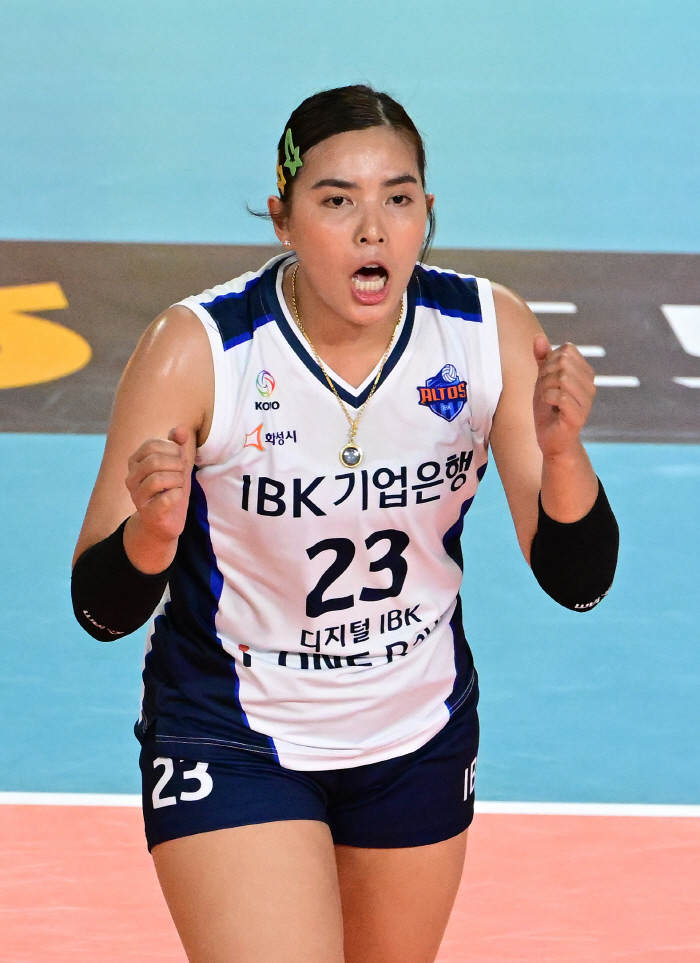 메가+지아 39득점 대폭발! 장신군단 정관장, 기업은행에 셧아웃 압승 […