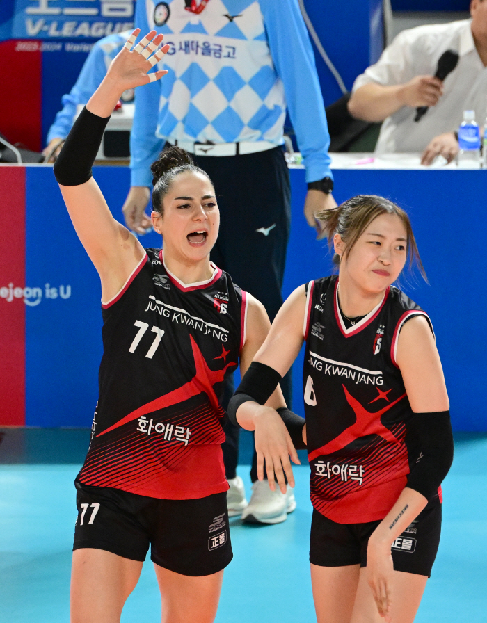 메가+지아 39득점 대폭발! 장신군단 정관장, 기업은행에 셧아웃 압승 […