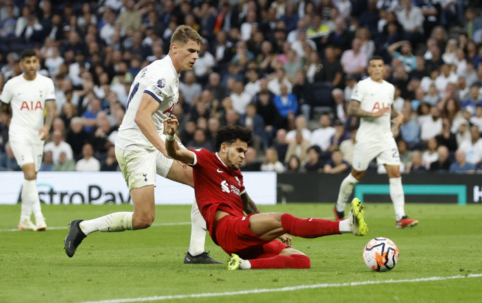 [오피셜]'희대의 VAR 오심' 장본인들 뻔뻔하게 복귀했다, 주말 EPL…