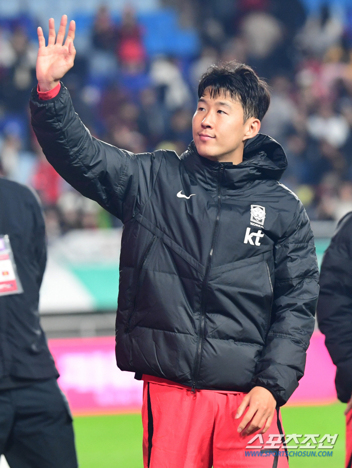 'VAR이 없어서?' 억울한 베트남, '손흥민 파울→퇴장' 장면 오심 주…