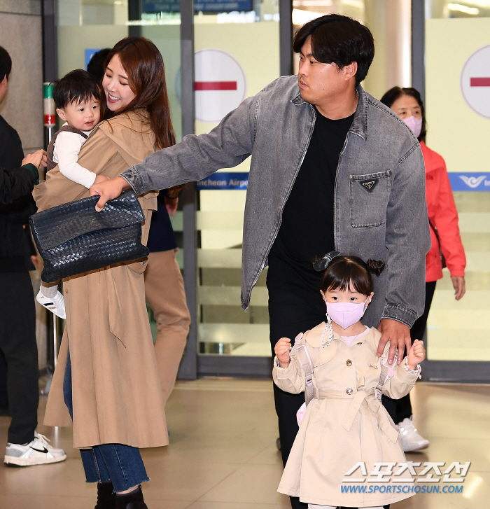 "카메라 보고 브이 해야지" 딸바보 류현진...'아빠 닮아서 씩씩한 딸은…