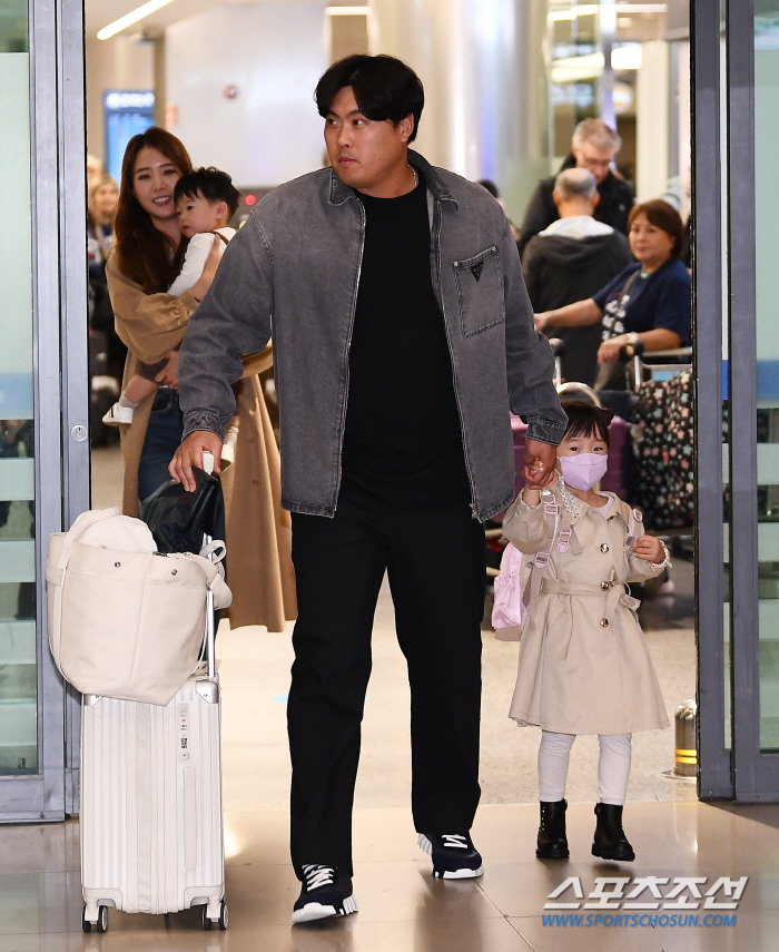 "카메라 보고 브이 해야지" 딸바보 류현진...'아빠 닮아서 씩씩한 딸은…