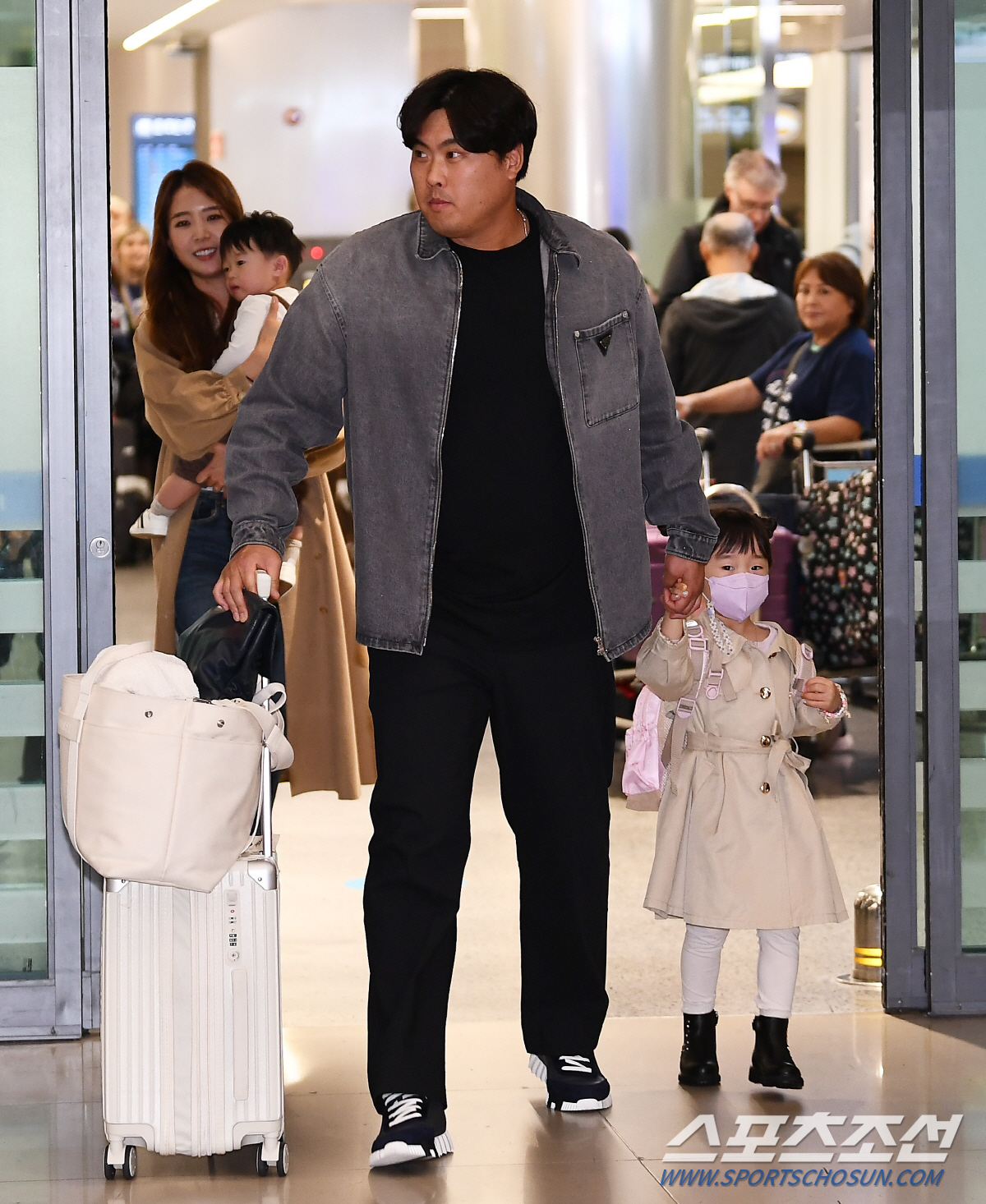 "카메라 보고 브이 해야지" 딸바보 류현진...'아빠 닮아서 씩씩한 딸은…