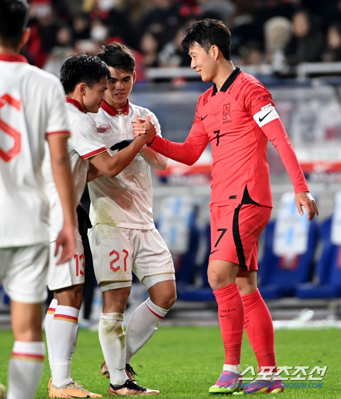 "퇴장 아니에요" SON, 주심에게 베트남MF 퇴장 철회 요청…베트남 울…