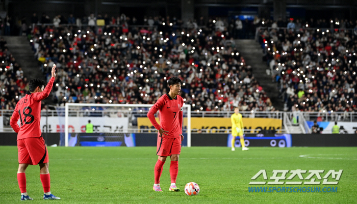 "퇴장 아니에요" SON, 주심에게 베트남MF 퇴장 철회 요청…베트남 울…