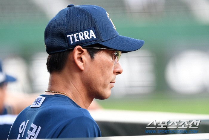 "뭐? 두산이 지고 있다고?" 5이닝 48구 쾌투 선발 깜짝 교체, 눈물…