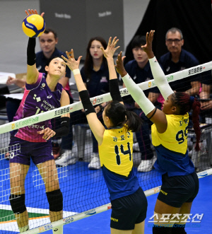 [수원 현장] '많이 설?지?' 현대건설에 일격 당할 뻔 한 흥국생명, 김연경이 살렸다