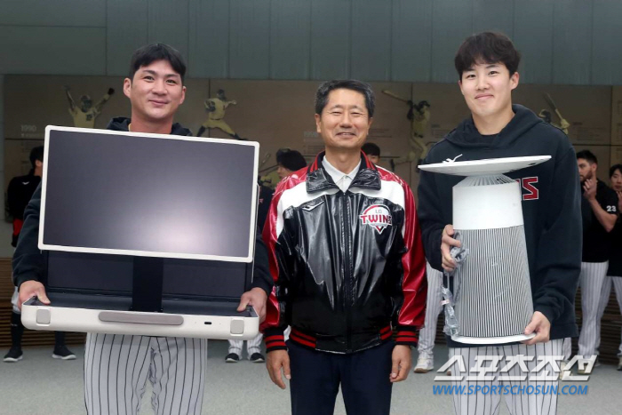 "통합우승 가자." LG, 선수단-스태프-프런트 200명에 격려품 전달