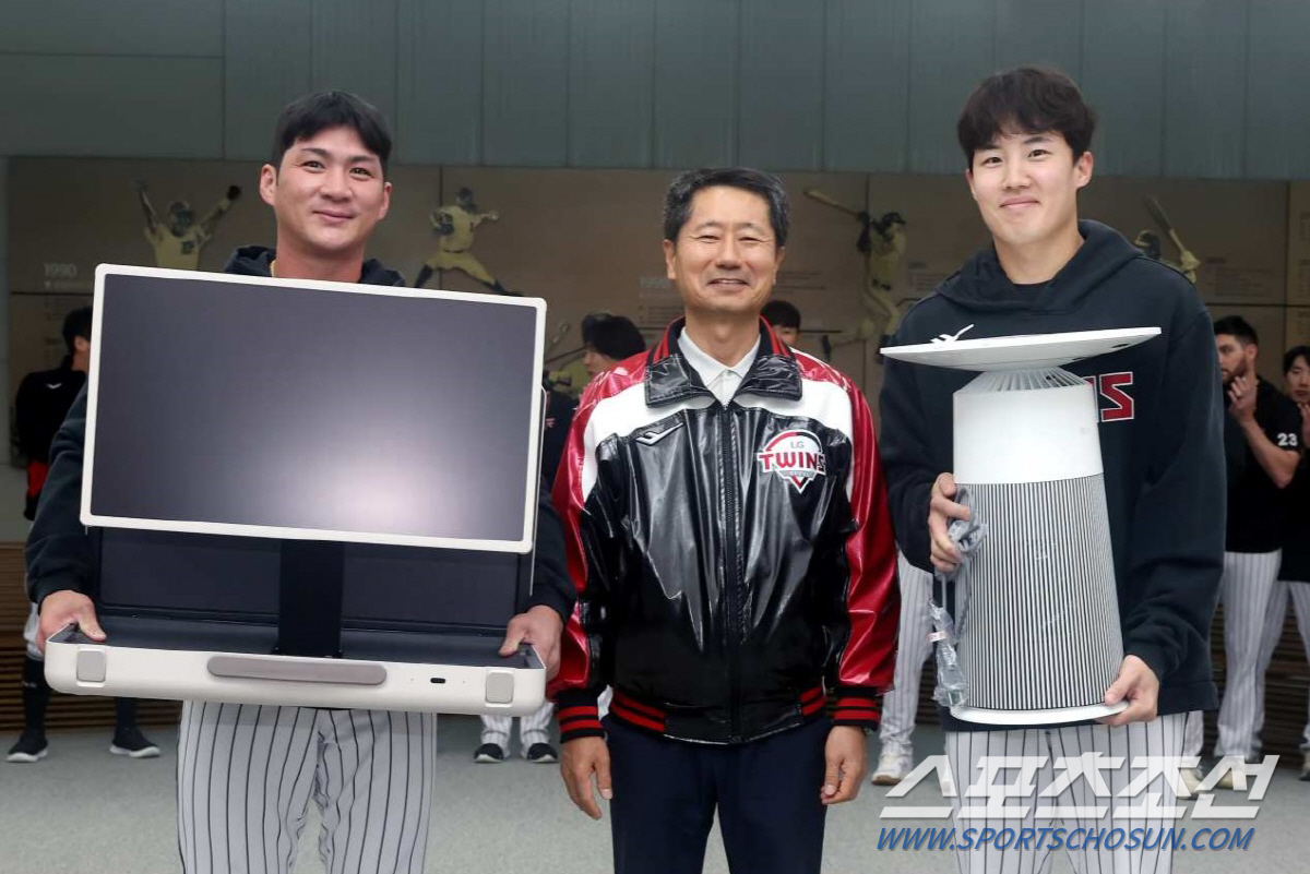 "통합우승 가자." LG, 선수단-스태프-프런트 200명에 격려품 전달