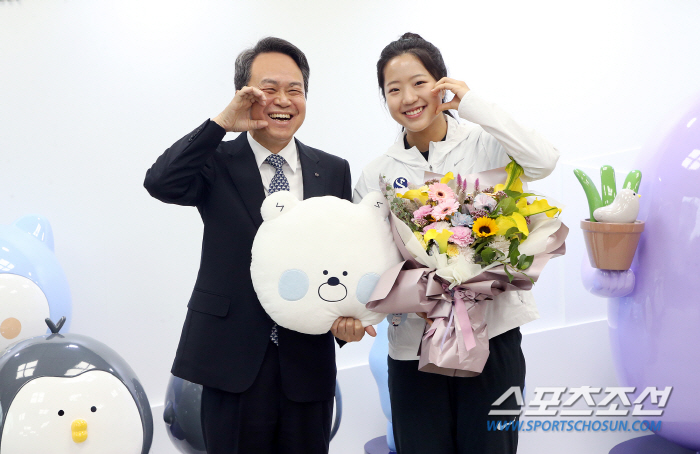 "신한銀회장님도 볼하트하게 하는 '해피걸'신유빈" 