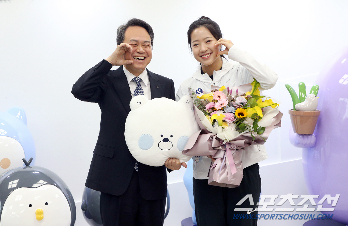 "신한銀회장님도 볼하트하게 하는 '해피걸'신유빈" 