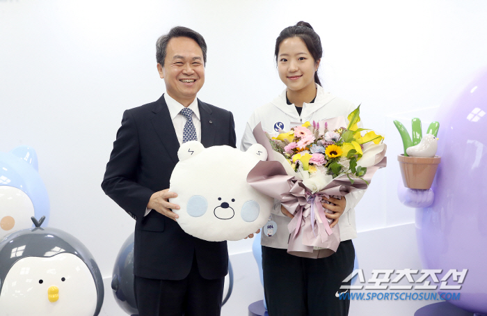 "신한銀회장님도 볼하트하게 하는 '해피걸'신유빈" 