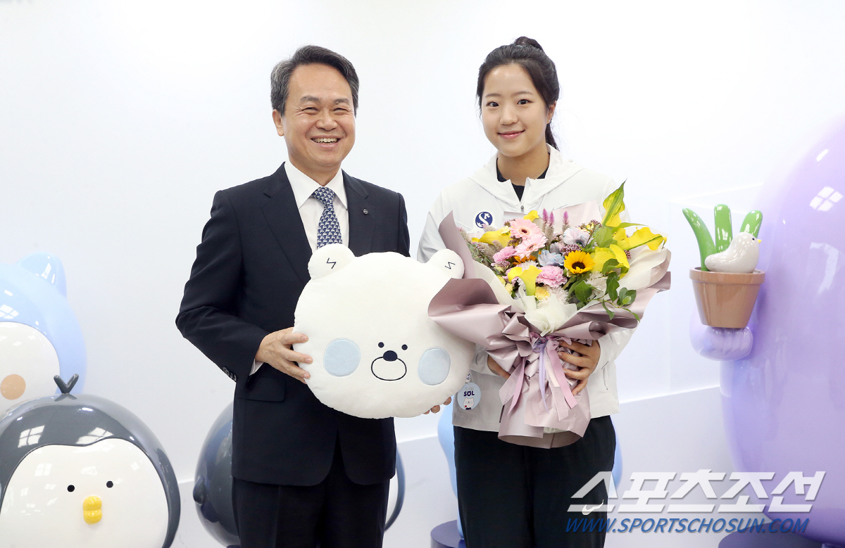 "신한銀회장님도 볼하트하게 하는 '해피걸'신유빈" 