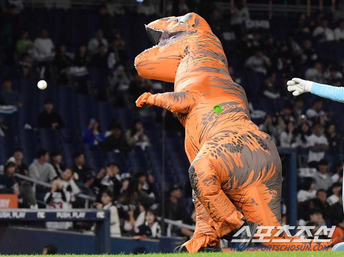 [포토] NC 마스코트 공룡좌의 시구