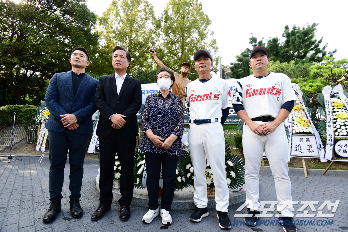 '초보 감독은 이제 그만!' 롯데팬이 '김태형 영입설'에 열광하는 진짜 …