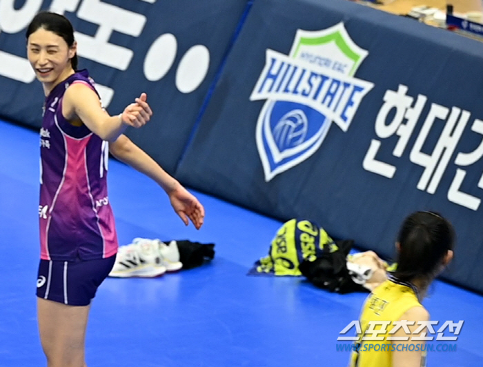 '효진아 사랑한다' 절친 양효진에 애교가득 하트 전한 김연경, '승부에선…