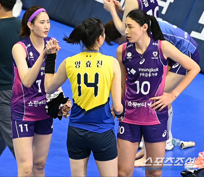 '효진아 사랑한다' 절친 양효진에 애교가득 하트 전한 김연경, '승부에선…