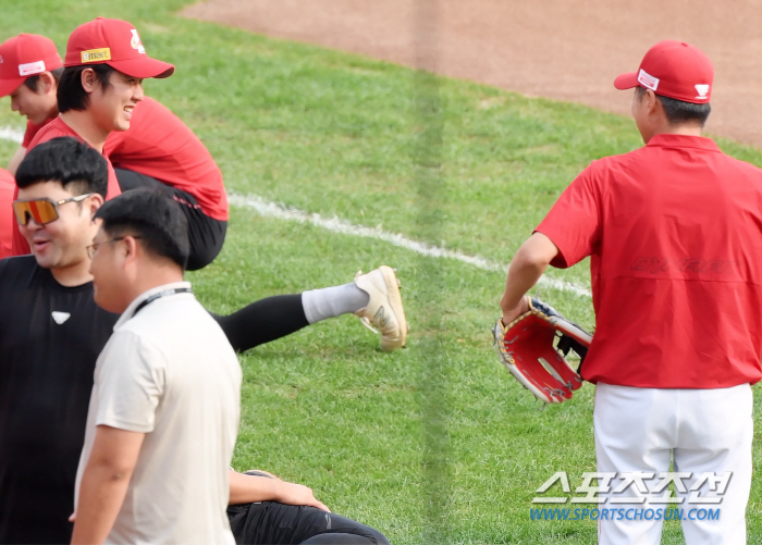 'SSG 희소식' 홈런 타자 수비 훈련까지 한다 "준PO 엔트리 무조건 …