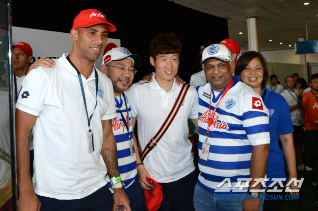 '박지성 애지중지하던' QPR 회장님의 '상의탈의 마사지 회의', 대체 …