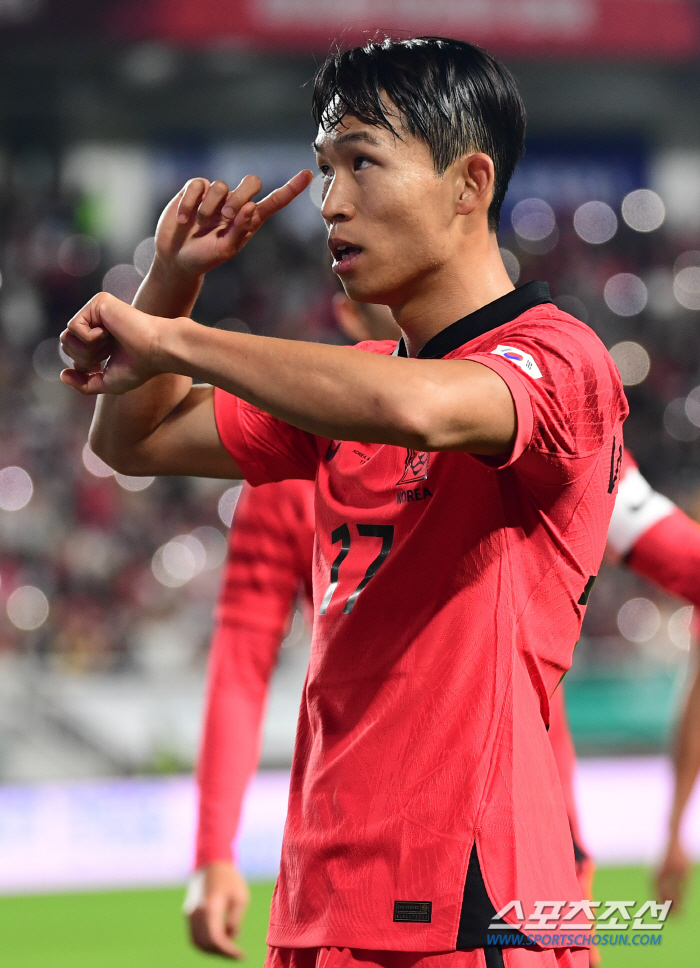 '고마워 죽겠지?' 파리 도착 후 '합법적 병역브로커'에게 또 하트 날린…