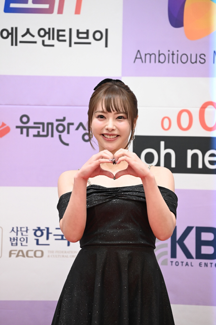 日성인배우 오구라 유나, 韓 황금촬영상 시상식 감사패 받아 '깜짝' 왜?