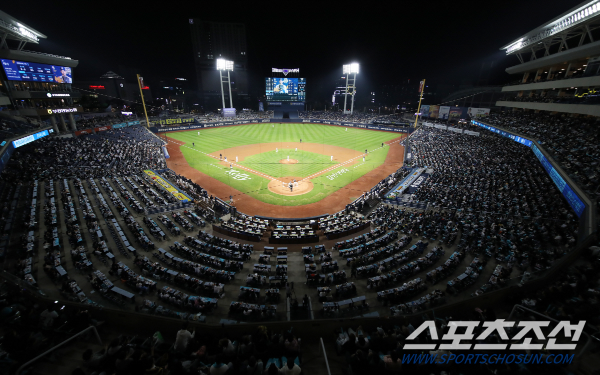 만원 관중 실패했지만…개장 첫 가을야구, '엔팍' 물들인 민트 물결..'…