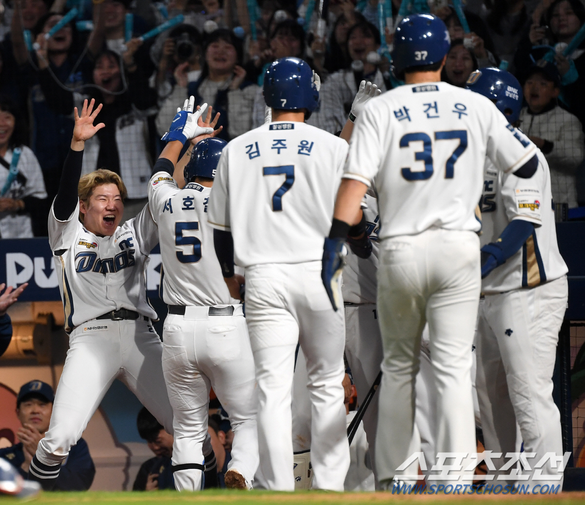 만원 관중 실패했지만…개장 첫 가을야구, '엔팍' 물들인 민트 물결..'…