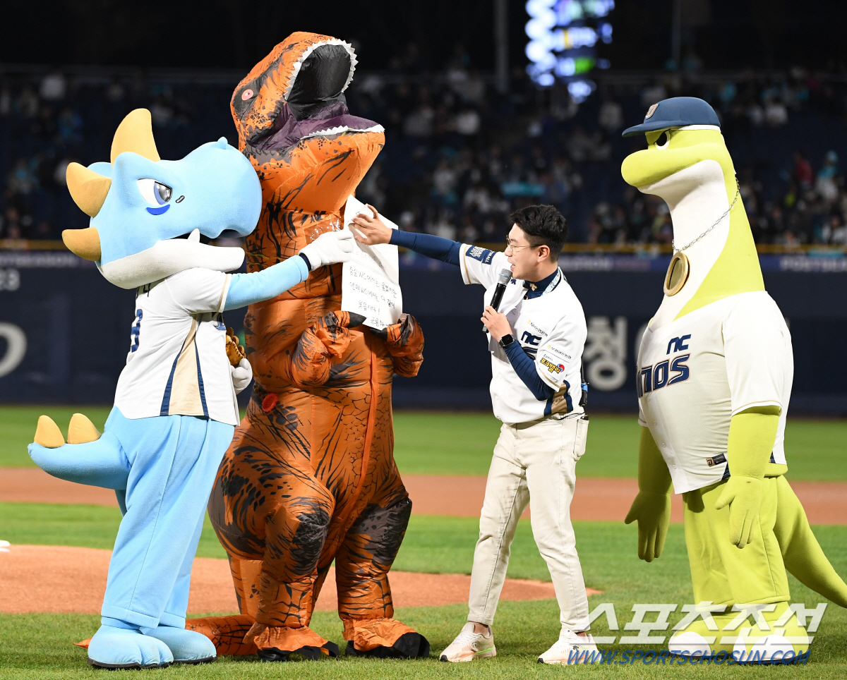 만원 관중 실패했지만…개장 첫 가을야구, '엔팍' 물들인 민트 물결..'…