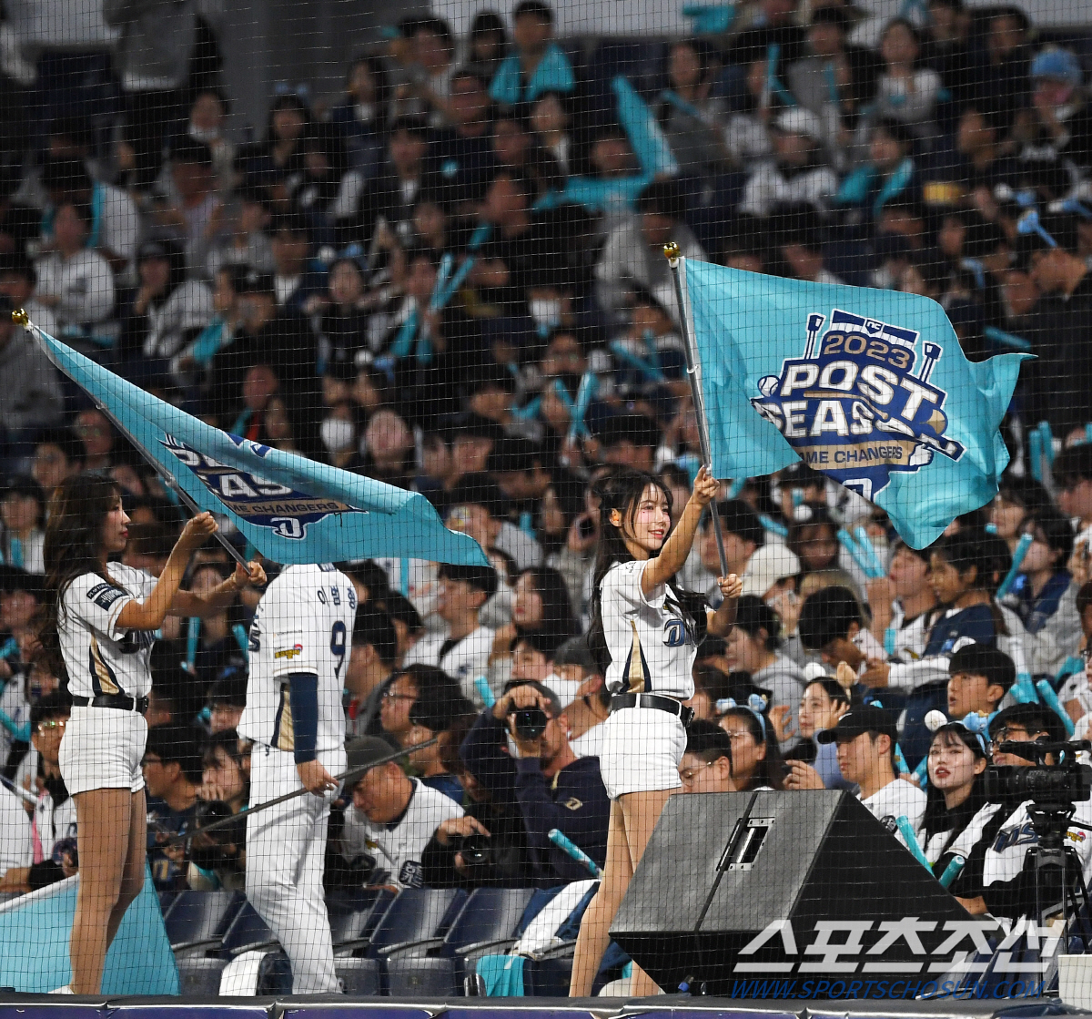 만원 관중 실패했지만…개장 첫 가을야구, '엔팍' 물들인 민트 물결..'…