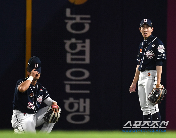 "고생 많으셨습니다" 짧은 인사, 붉어진 눈가…무거웠던 패자의 더그아웃,…