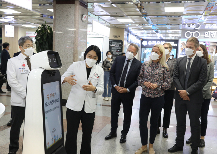 한림대성심병원 방문한 덴마크 고령부장관·병원연합팀 "의료서비스로봇 놀라워…