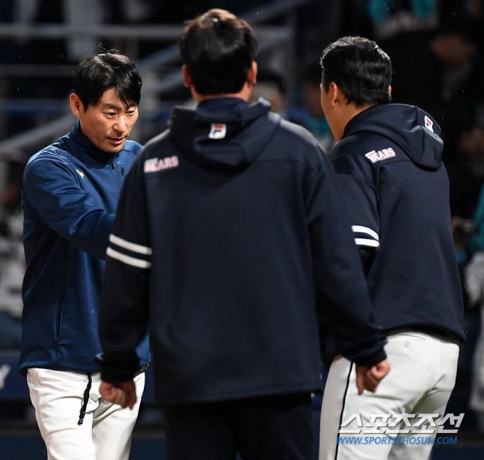 '악수와 박수, 방망이' 패자의 품격 잊지 않은 베테랑과 초보 감독 [창…