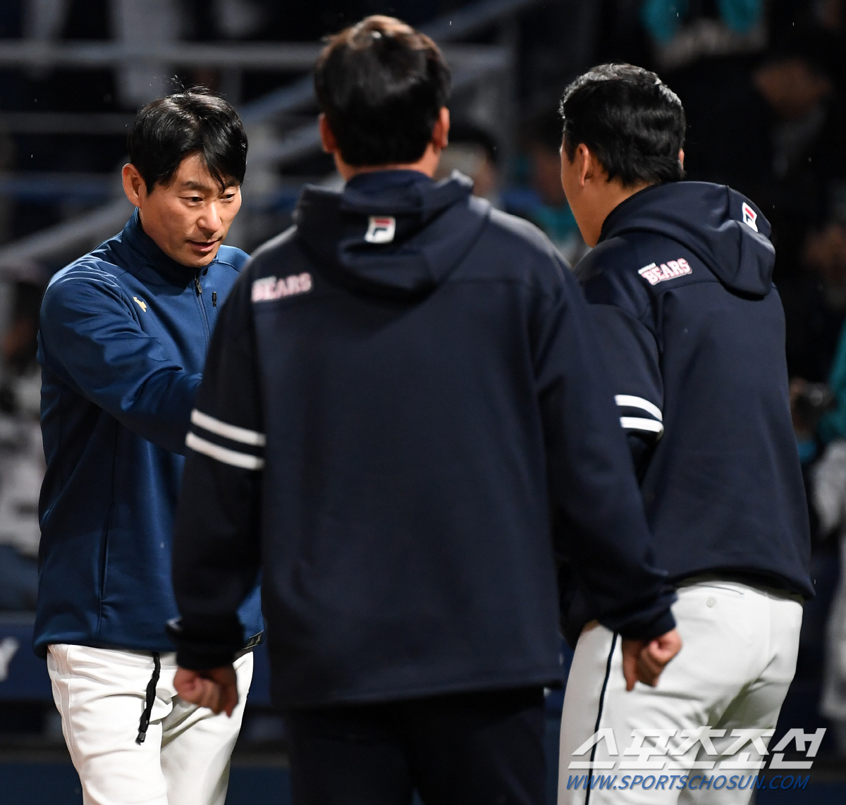 '악수와 박수, 방망이' 패자의 품격 잊지 않은 베테랑과 초보 감독 [창…