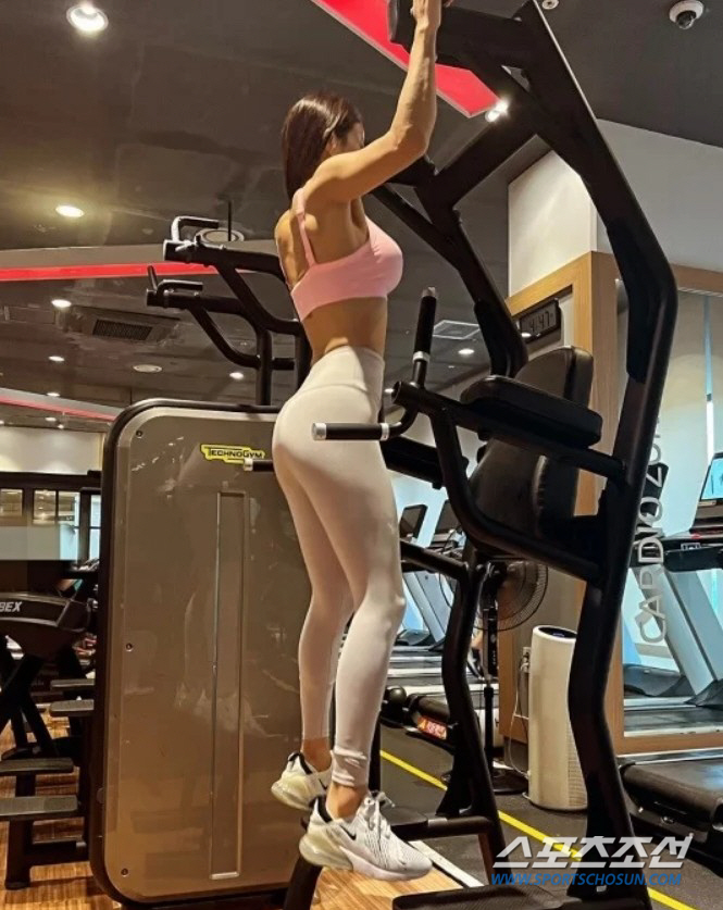아파트 헬스장서 만든 몸매가 이 정도? 51세 미나, 똥배 제로 '미쿡 …