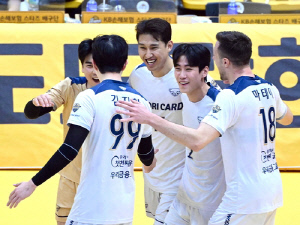 우리카드, KB손보 꺾고 3연승…신영철 감독, V리그 최다승 타이