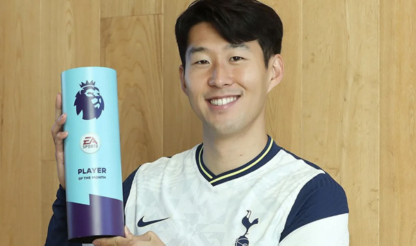 SON, 런던 도착하자마자 '이달의 선수' 트로피 받고 찐미소…'명예의 …