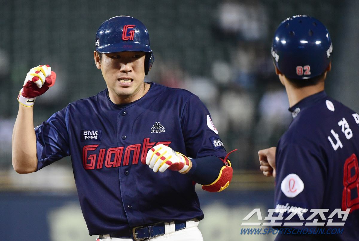 '37세 FA' 롯데 최고참이 꾸는 꿈 "김태형 감독님 위한 '선물' 되…