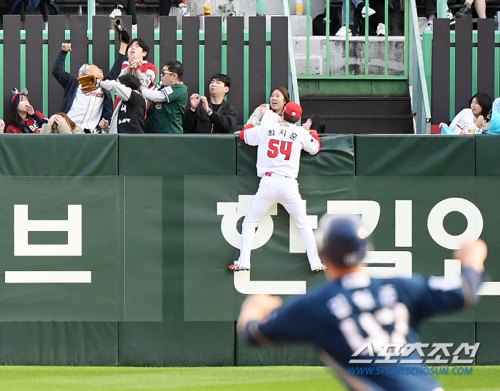 '대타 김성욱 초구 투런포' 4위 NC, 적지 인천서 3위 SSG까지 잡…