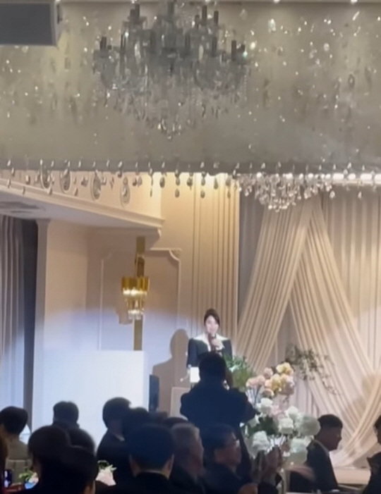 의리의 김혜수...매니저 결혼식 사회 보는 '청룡 여신' 포착